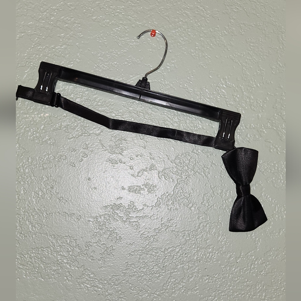 Black men's adjustable, clip bowtie